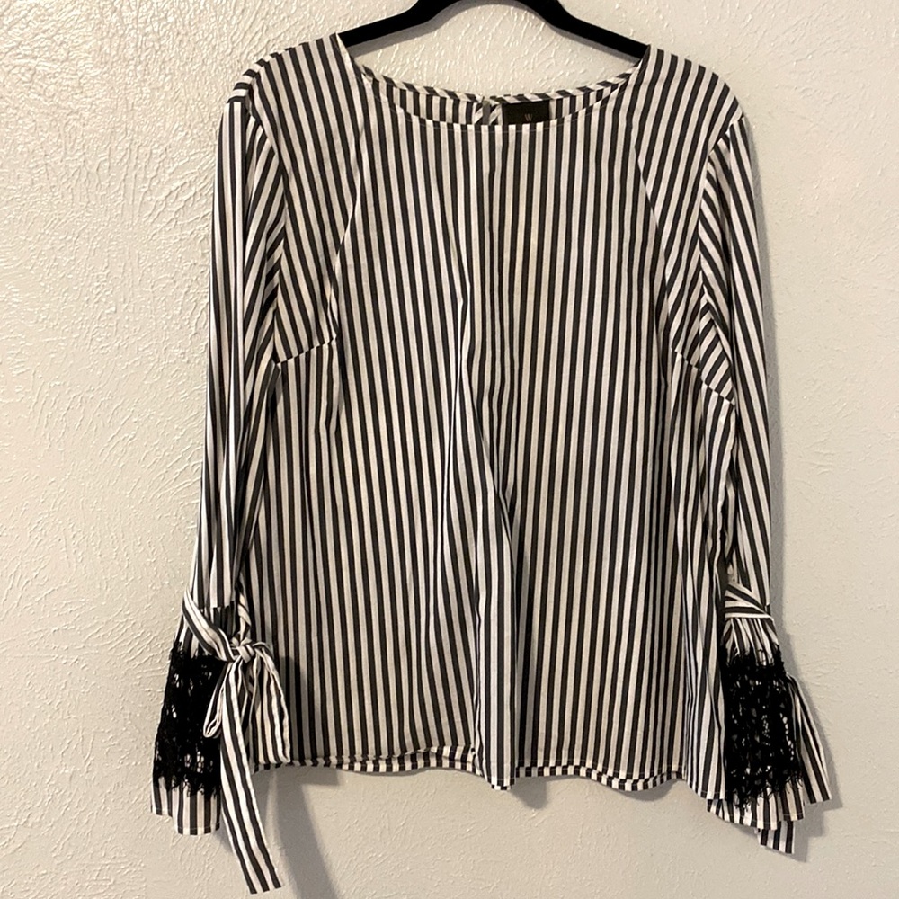 Worthington trumpet sleeve blouse